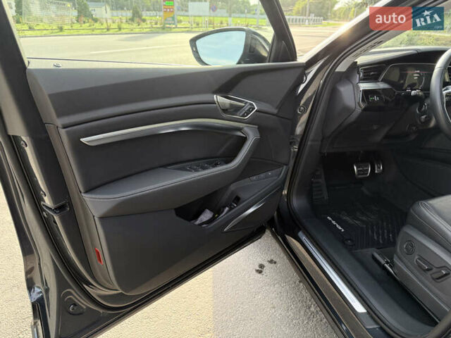 Сірий Ауді Q8 e-tron, об'ємом двигуна 0 л та пробігом 25 тис. км за 54000 $, фото 17 на Automoto.ua
