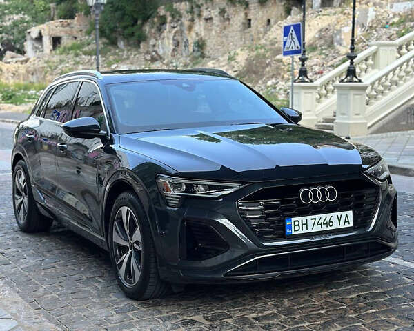 Серый Ауди Q8 e-tron, объемом двигателя 0 л и пробегом 4 тыс. км за 50999 $, фото 18 на Automoto.ua