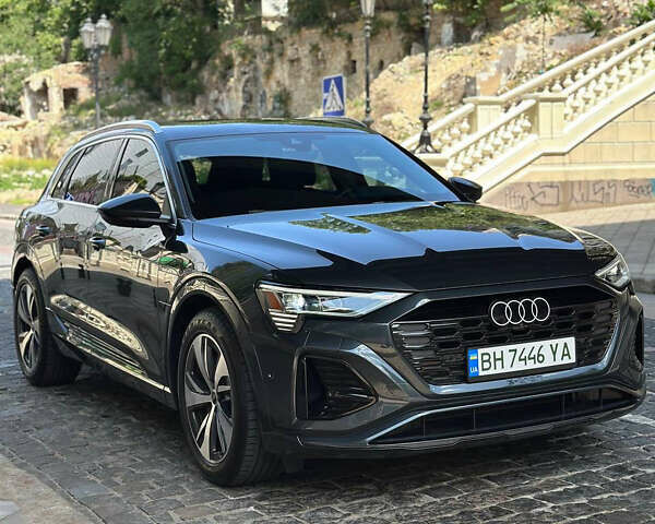 Серый Ауди Q8 e-tron, объемом двигателя 0 л и пробегом 4 тыс. км за 50999 $, фото 10 на Automoto.ua