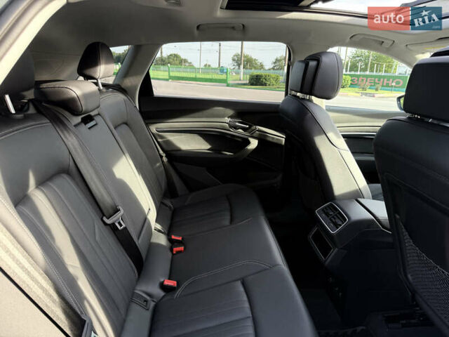 Сірий Ауді Q8 e-tron, об'ємом двигуна 0 л та пробігом 25 тис. км за 54000 $, фото 16 на Automoto.ua