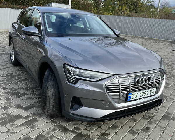 Серый Ауди Q8 e-tron, объемом двигателя 0 л и пробегом 25 тыс. км за 38200 $, фото 1 на Automoto.ua