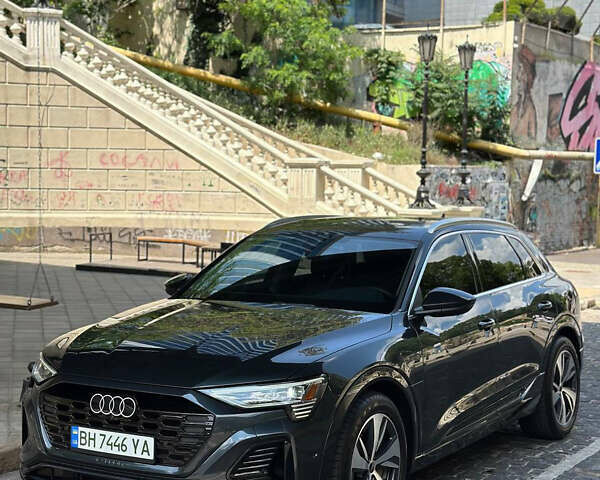 Серый Ауди Q8 e-tron, объемом двигателя 0 л и пробегом 4 тыс. км за 50999 $, фото 5 на Automoto.ua