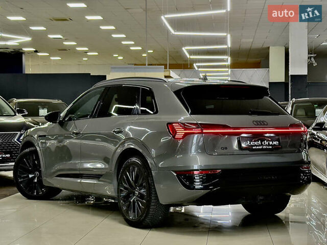 Серый Ауди Q8 e-tron, объемом двигателя 0 л и пробегом 24 тыс. км за 48989 $, фото 2 на Automoto.ua