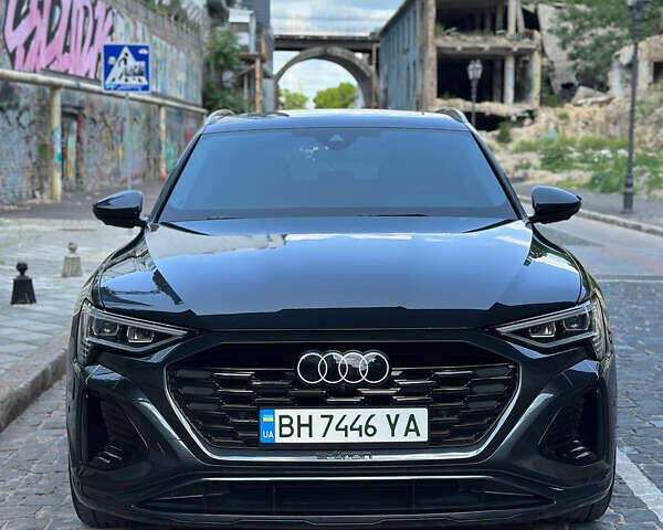 Серый Ауди Q8 e-tron, объемом двигателя 0 л и пробегом 4 тыс. км за 50999 $, фото 17 на Automoto.ua