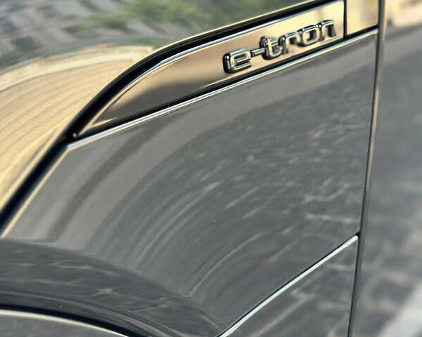 Серый Ауди Q8 e-tron, объемом двигателя 0 л и пробегом 4 тыс. км за 50999 $, фото 21 на Automoto.ua