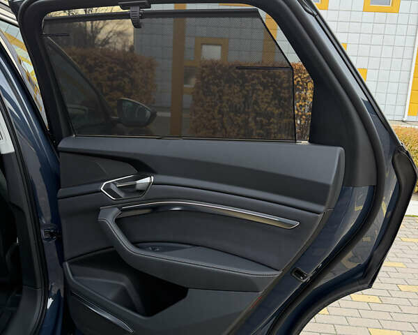 Серый Ауди Q8 e-tron, объемом двигателя 0 л и пробегом 33 тыс. км за 59000 $, фото 13 на Automoto.ua