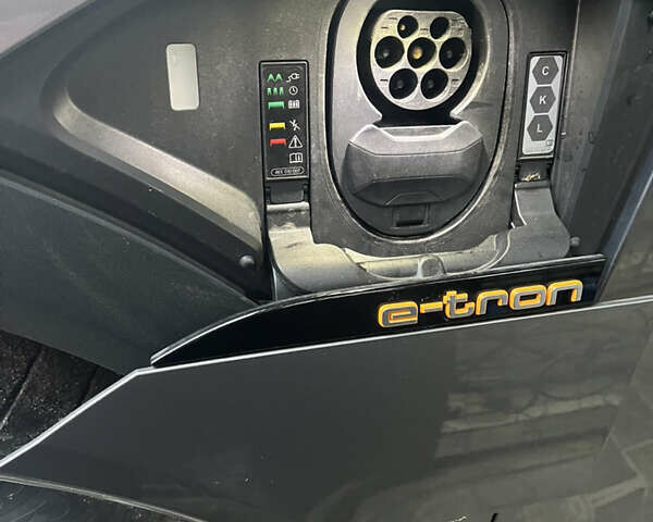Серый Ауди Q8 e-tron, объемом двигателя 0 л и пробегом 25 тыс. км за 38200 $, фото 28 на Automoto.ua