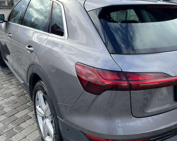 Серый Ауди Q8 e-tron, объемом двигателя 0 л и пробегом 25 тыс. км за 38200 $, фото 8 на Automoto.ua