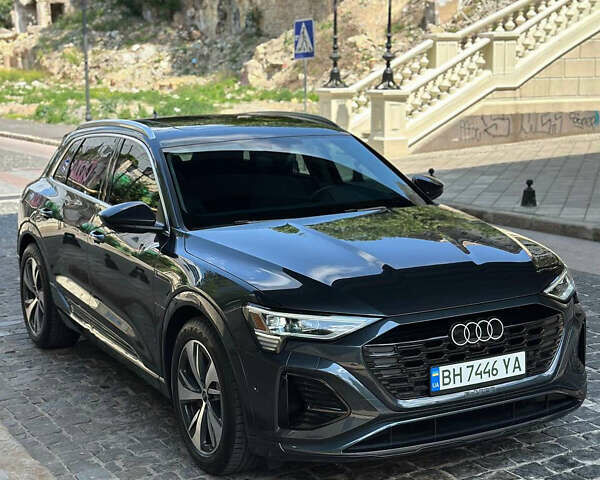 Серый Ауди Q8 e-tron, объемом двигателя 0 л и пробегом 4 тыс. км за 50999 $, фото 4 на Automoto.ua