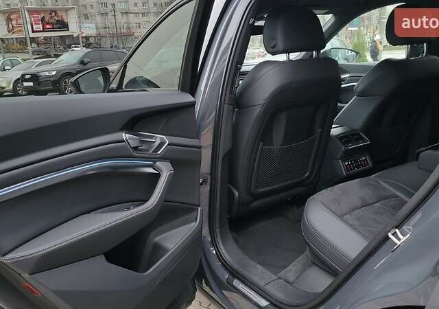 Сірий Ауді Q8 e-tron, об'ємом двигуна 0 л та пробігом 34 тис. км за 65000 $, фото 24 на Automoto.ua