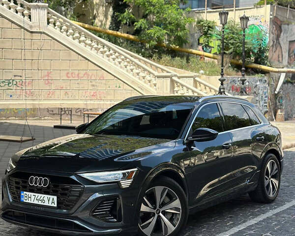 Серый Ауди Q8 e-tron, объемом двигателя 0 л и пробегом 4 тыс. км за 50999 $, фото 2 на Automoto.ua