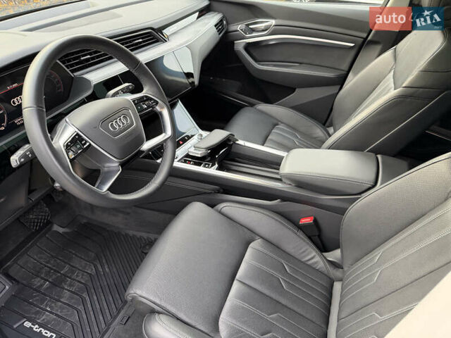 Серый Ауди Q8 e-tron, объемом двигателя 0 л и пробегом 33 тыс. км за 59000 $, фото 8 на Automoto.ua