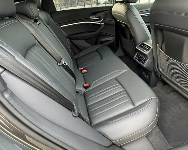 Сірий Ауді Q8 e-tron, об'ємом двигуна 0 л та пробігом 16 тис. км за 47500 $, фото 47 на Automoto.ua