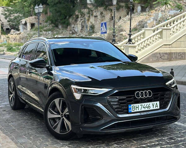Серый Ауди Q8 e-tron, объемом двигателя 0 л и пробегом 4 тыс. км за 50999 $, фото 1 на Automoto.ua
