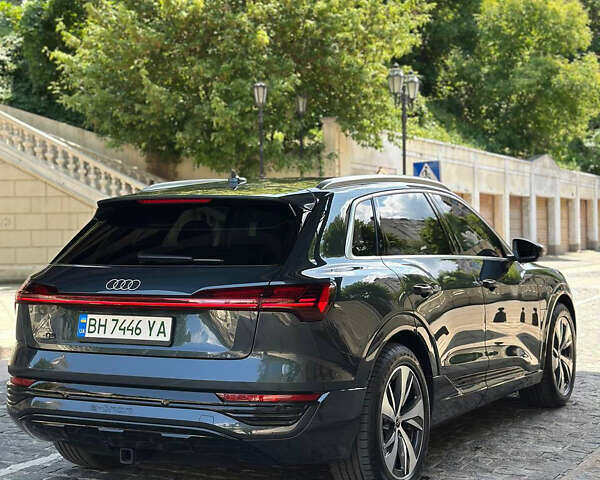 Серый Ауди Q8 e-tron, объемом двигателя 0 л и пробегом 4 тыс. км за 50999 $, фото 13 на Automoto.ua