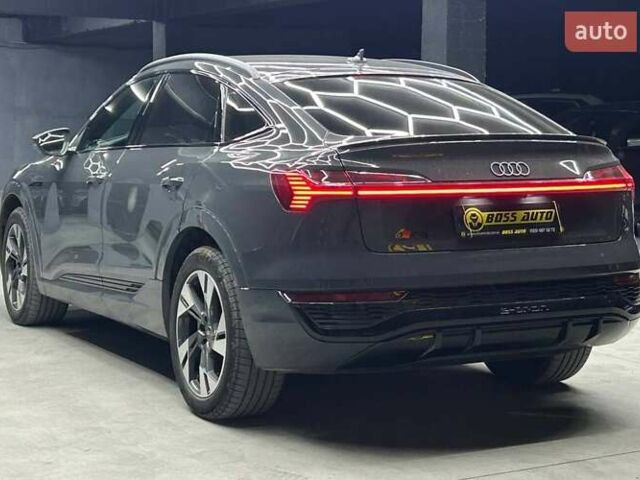 Сірий Ауді Q8 e-tron, об'ємом двигуна 0 л та пробігом 26 тис. км за 69500 $, фото 3 на Automoto.ua