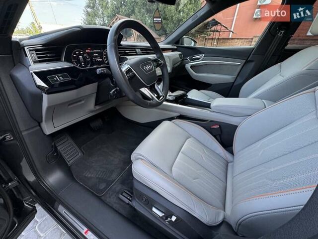 Серый Ауди Q8 e-tron, объемом двигателя 0 л и пробегом 14 тыс. км за 55900 $, фото 1 на Automoto.ua