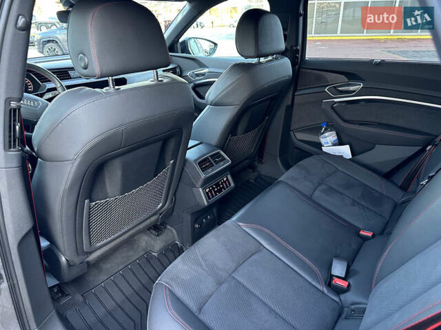 Сірий Ауді Q8 e-tron, об'ємом двигуна 0 л та пробігом 41 тис. км за 64000 $, фото 20 на Automoto.ua