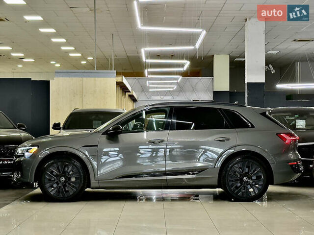 Серый Ауди Q8 e-tron, объемом двигателя 0 л и пробегом 24 тыс. км за 48989 $, фото 6 на Automoto.ua