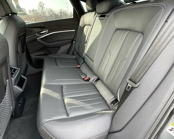 Сірий Ауді Q8 e-tron, об'ємом двигуна 0 л та пробігом 16 тис. км за 47500 $, фото 38 на Automoto.ua