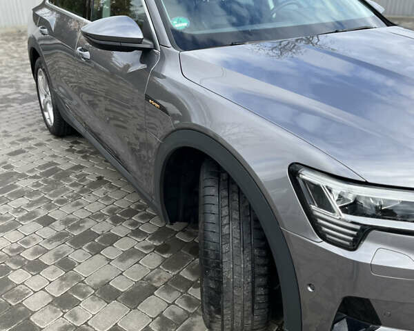 Серый Ауди Q8 e-tron, объемом двигателя 0 л и пробегом 25 тыс. км за 38200 $, фото 11 на Automoto.ua