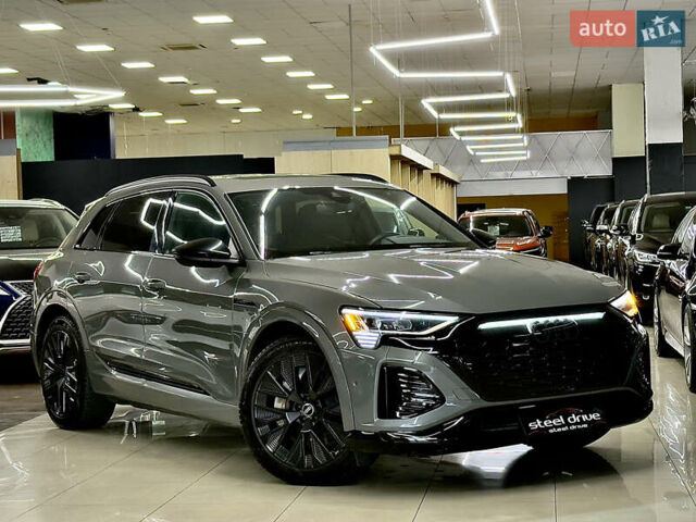 Серый Ауди Q8 e-tron, объемом двигателя 0 л и пробегом 24 тыс. км за 48989 $, фото 3 на Automoto.ua