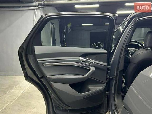 Сірий Ауді Q8 e-tron, об'ємом двигуна 0 л та пробігом 26 тис. км за 69500 $, фото 21 на Automoto.ua