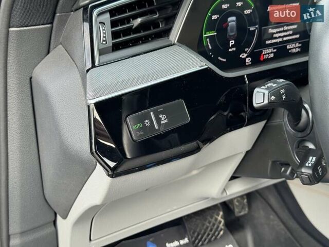 Сірий Ауді Q8 e-tron, об'ємом двигуна 0 л та пробігом 22 тис. км за 59000 $, фото 16 на Automoto.ua