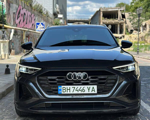 Серый Ауди Q8 e-tron, объемом двигателя 0 л и пробегом 4 тыс. км за 50999 $, фото 12 на Automoto.ua