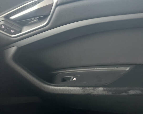 Серый Ауди Q8 e-tron, объемом двигателя 0 л и пробегом 25 тыс. км за 38200 $, фото 18 на Automoto.ua