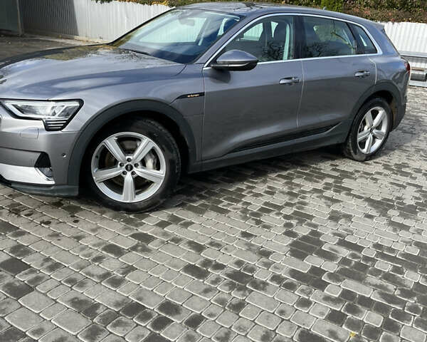 Серый Ауди Q8 e-tron, объемом двигателя 0 л и пробегом 25 тыс. км за 38200 $, фото 3 на Automoto.ua