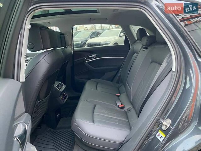 Сірий Ауді Q8 e-tron, об'ємом двигуна 0 л та пробігом 31 тис. км за 42300 $, фото 19 на Automoto.ua