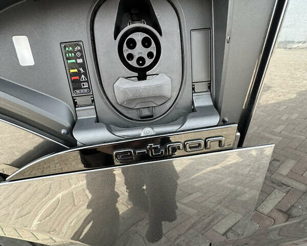 Сірий Ауді Q8 e-tron, об'ємом двигуна 0 л та пробігом 16 тис. км за 47500 $, фото 39 на Automoto.ua