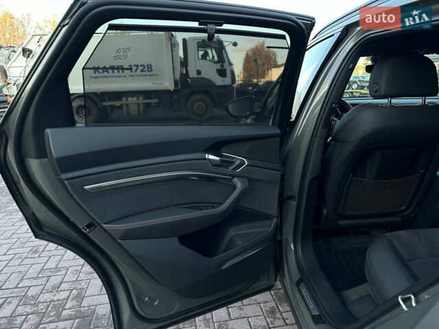 Сірий Ауді Q8 e-tron, об'ємом двигуна 0 л та пробігом 41 тис. км за 64000 $, фото 21 на Automoto.ua