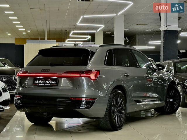 Серый Ауди Q8 e-tron, объемом двигателя 0 л и пробегом 24 тыс. км за 49999 $, фото 1 на Automoto.ua