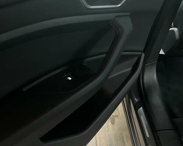Серый Ауди Q8 e-tron, объемом двигателя 0 л и пробегом 25 тыс. км за 38200 $, фото 25 на Automoto.ua