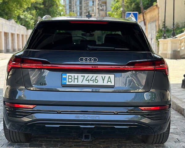 Серый Ауди Q8 e-tron, объемом двигателя 0 л и пробегом 4 тыс. км за 50999 $, фото 14 на Automoto.ua