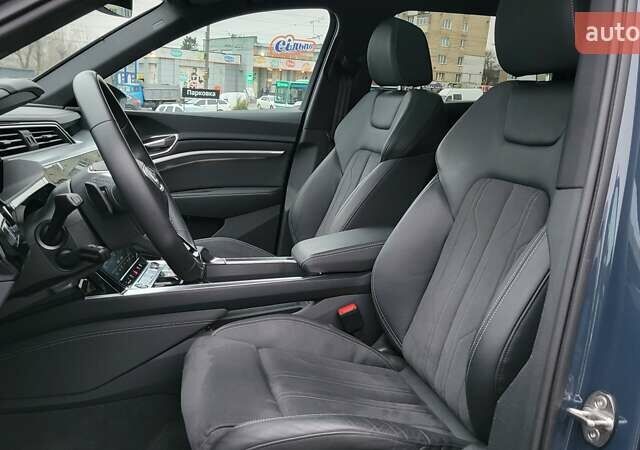 Сірий Ауді Q8 e-tron, об'ємом двигуна 0 л та пробігом 21 тис. км за 48500 $, фото 14 на Automoto.ua