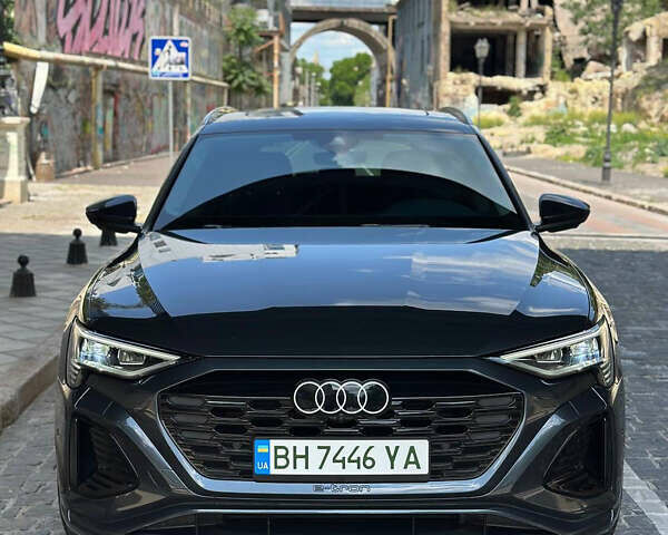 Серый Ауди Q8 e-tron, объемом двигателя 0 л и пробегом 4 тыс. км за 50999 $, фото 6 на Automoto.ua