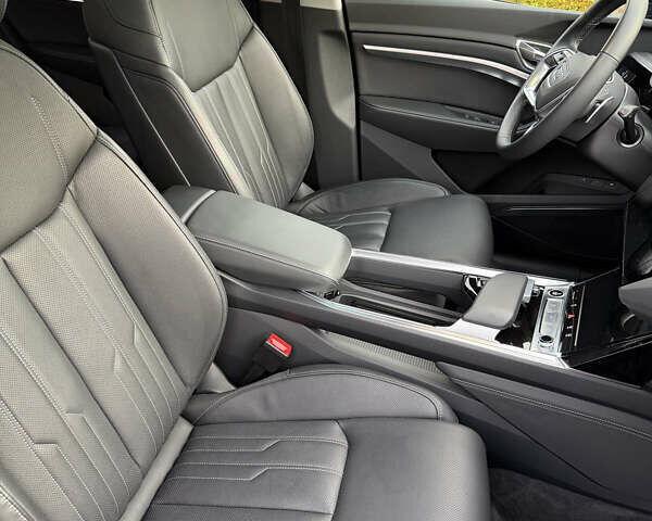 Серый Ауди Q8 e-tron, объемом двигателя 0 л и пробегом 33 тыс. км за 59000 $, фото 11 на Automoto.ua