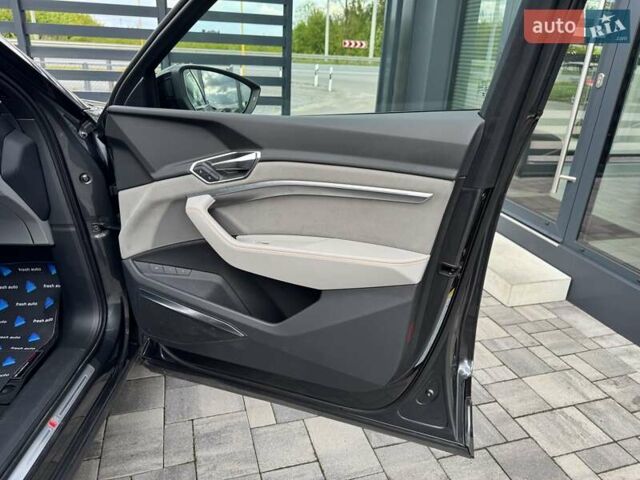 Сірий Ауді Q8 e-tron, об'ємом двигуна 0 л та пробігом 22 тис. км за 59000 $, фото 41 на Automoto.ua