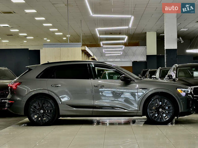 Серый Ауди Q8 e-tron, объемом двигателя 0 л и пробегом 24 тыс. км за 48989 $, фото 7 на Automoto.ua