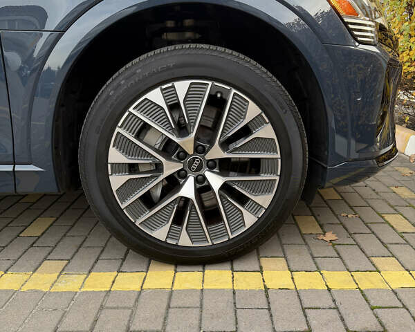 Серый Ауди Q8 e-tron, объемом двигателя 0 л и пробегом 33 тыс. км за 59000 $, фото 14 на Automoto.ua