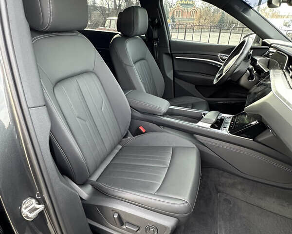 Сірий Ауді Q8 e-tron, об'ємом двигуна 0 л та пробігом 16 тис. км за 47500 $, фото 48 на Automoto.ua