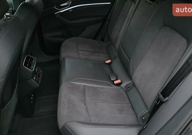 Сірий Ауді Q8 e-tron, об'ємом двигуна 0 л та пробігом 34 тис. км за 65000 $, фото 28 на Automoto.ua