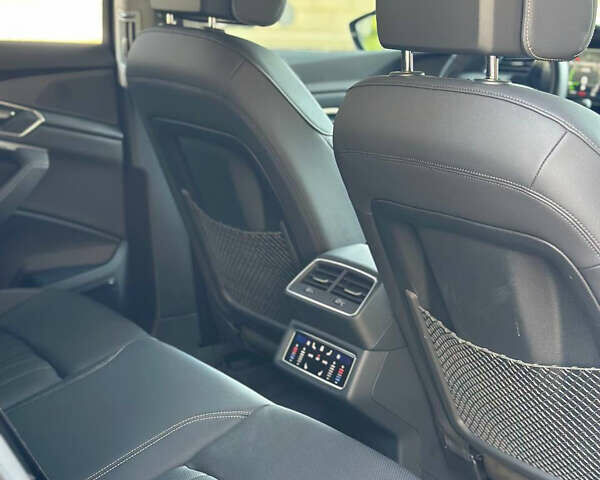 Серый Ауди Q8 e-tron, объемом двигателя 0 л и пробегом 4 тыс. км за 50999 $, фото 27 на Automoto.ua