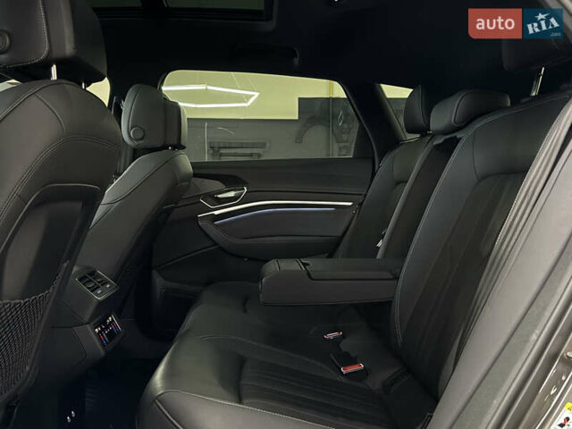 Серый Ауди Q8 e-tron, объемом двигателя 0 л и пробегом 24 тыс. км за 48989 $, фото 12 на Automoto.ua