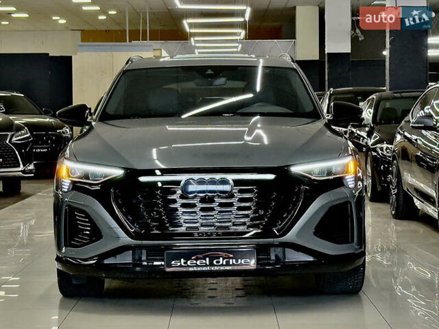 Серый Ауди Q8 e-tron, объемом двигателя 0 л и пробегом 24 тыс. км за 49999 $, фото 4 на Automoto.ua