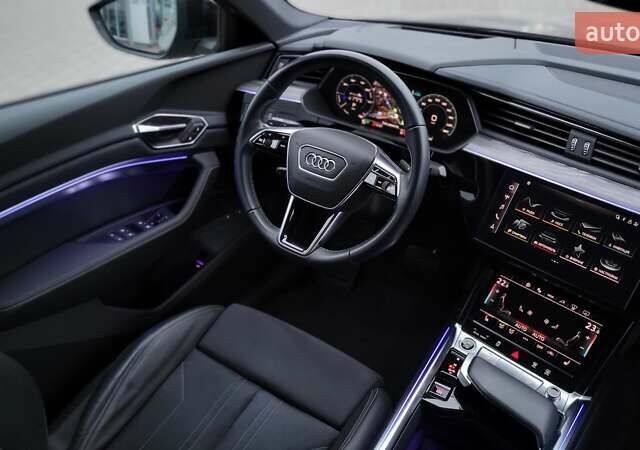 Сірий Ауді Q8 e-tron, об'ємом двигуна 0 л та пробігом 34 тис. км за 65000 $, фото 64 на Automoto.ua