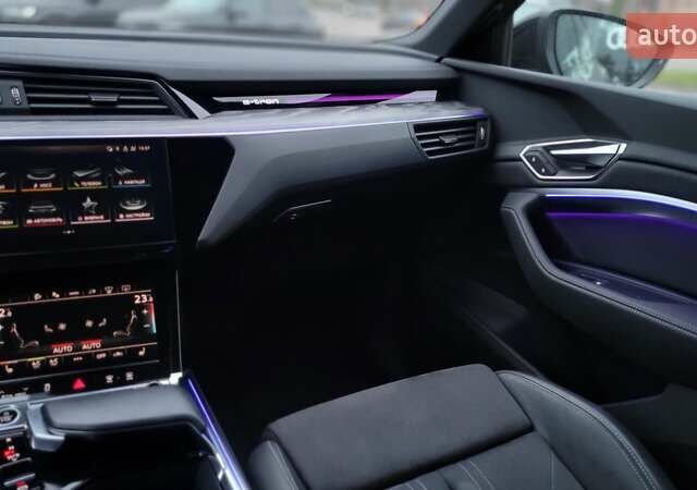 Сірий Ауді Q8 e-tron, об'ємом двигуна 0 л та пробігом 34 тис. км за 65000 $, фото 65 на Automoto.ua